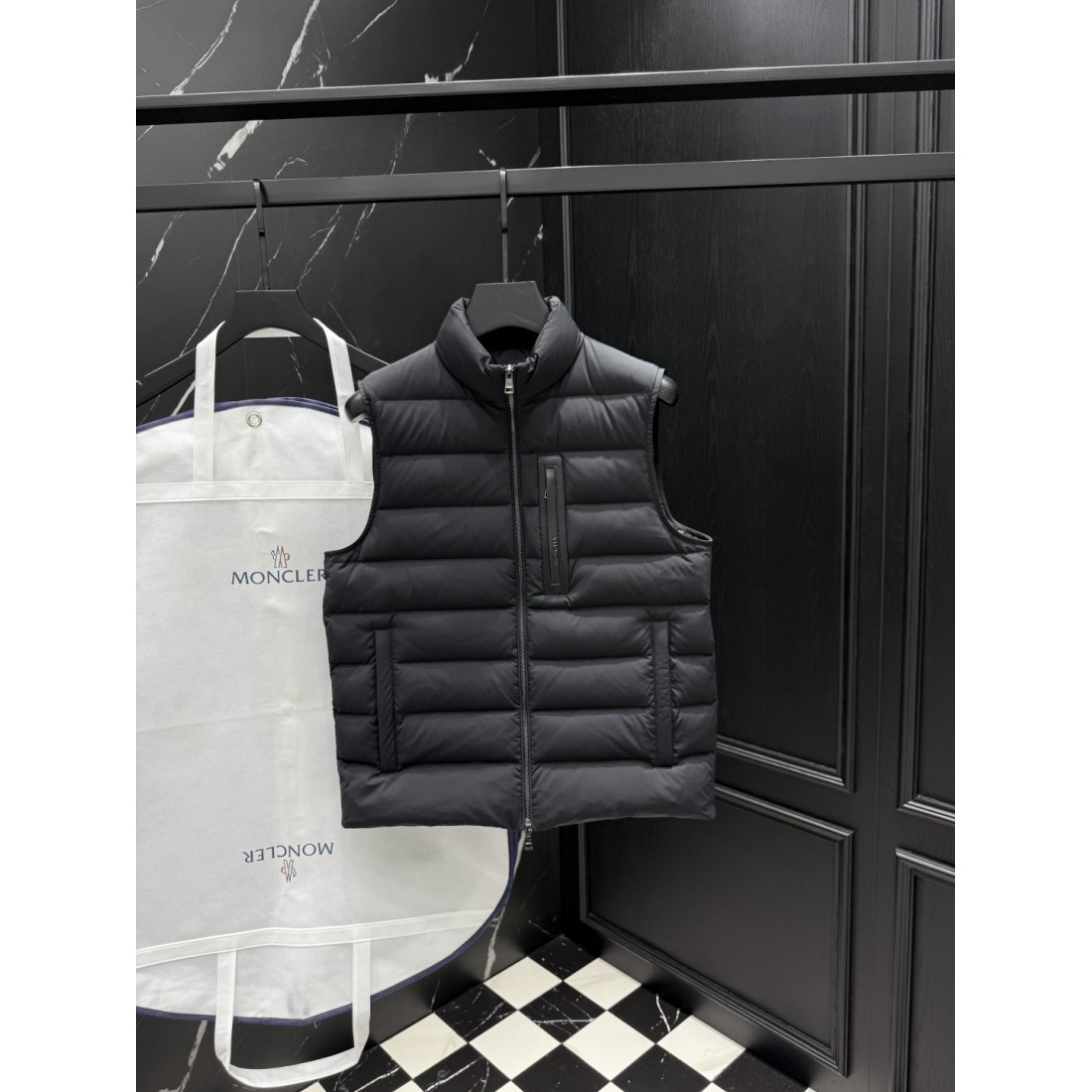 軽快レイヤード ショートシルエット MONCLER モンクレール コピー パファーベスト デイリーカジュアル
