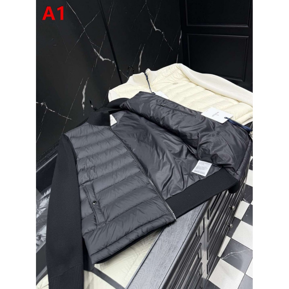 ブラック・アイボリー スタンドカラー MONCLER モンクレール コピー ダウンジャケット デイリーカジュアル