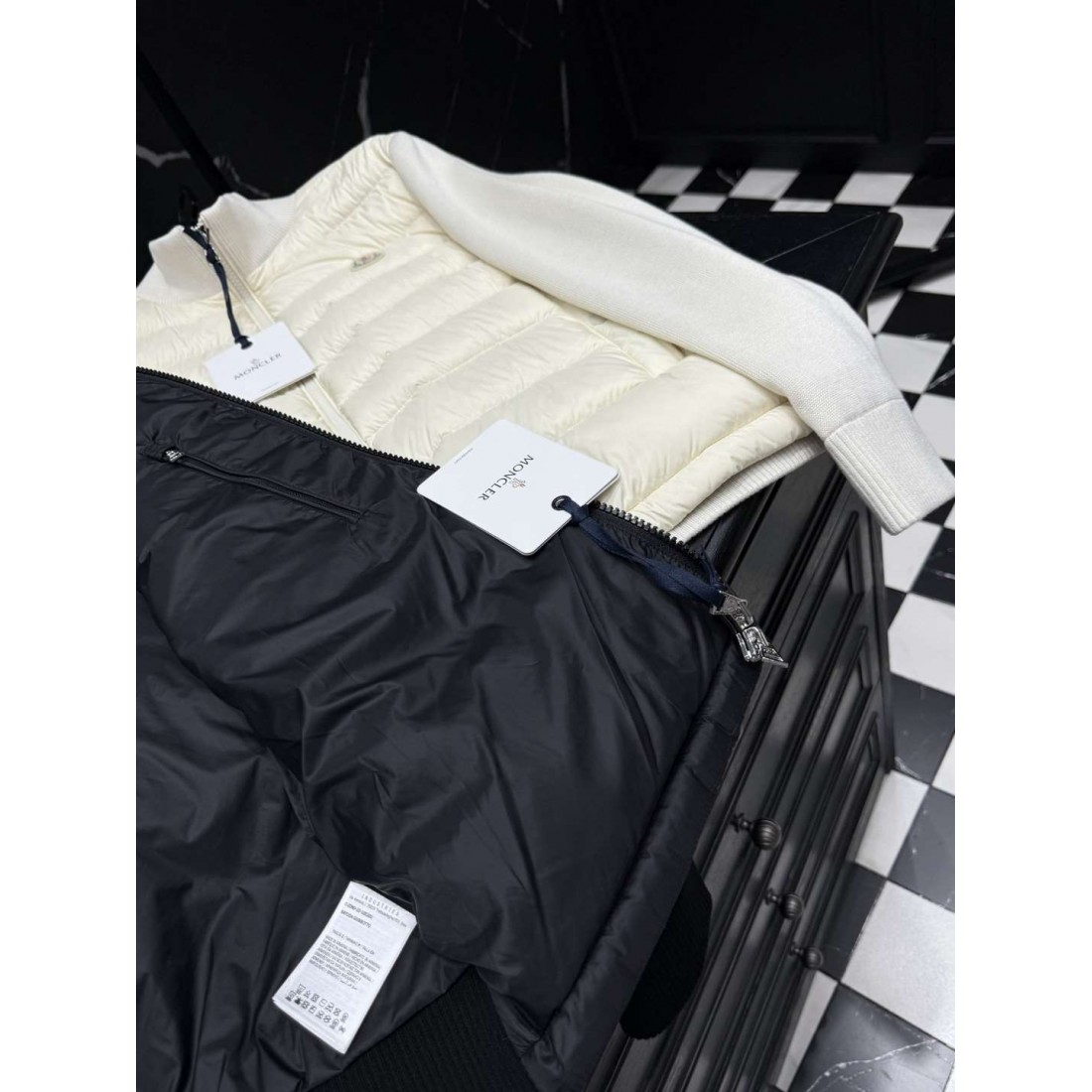 ブラック・アイボリー スタンドカラー MONCLER モンクレール コピー ダウンジャケット デイリーカジュアル