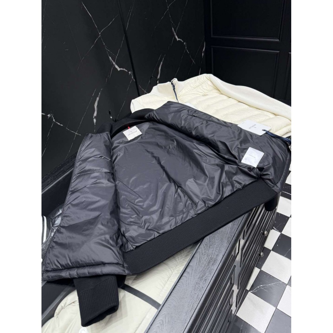 ブラック・アイボリー スタンドカラー MONCLER モンクレール コピー ダウンジャケット デイリーカジュアル