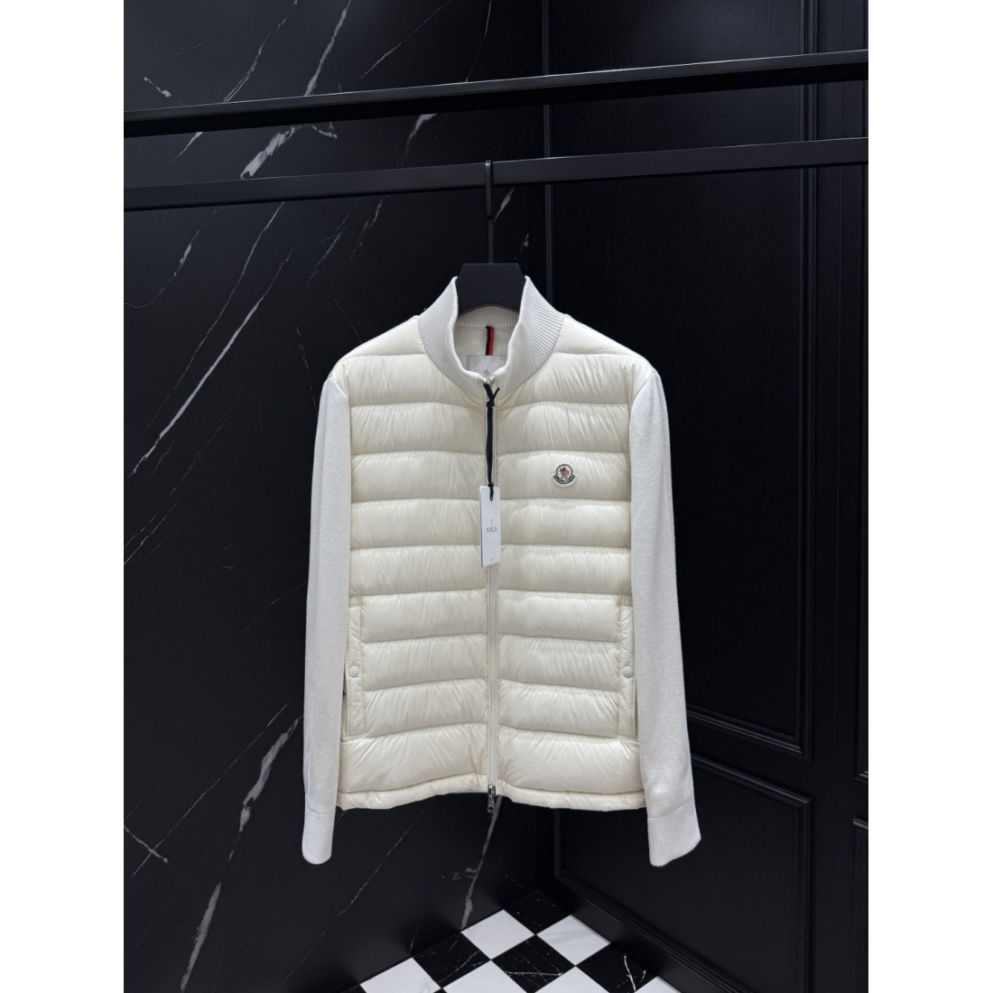 ブラック・アイボリー スタンドカラー MONCLER モンクレール コピー ダウンジャケット デイリーカジュアル