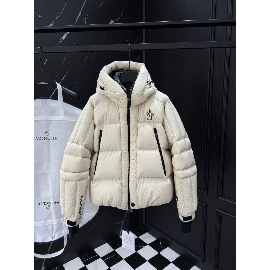 フード付き ジップポケット スポーティー仕様 MONCLER モンクレール コピー ダウンジャケット アーバンアウトドア