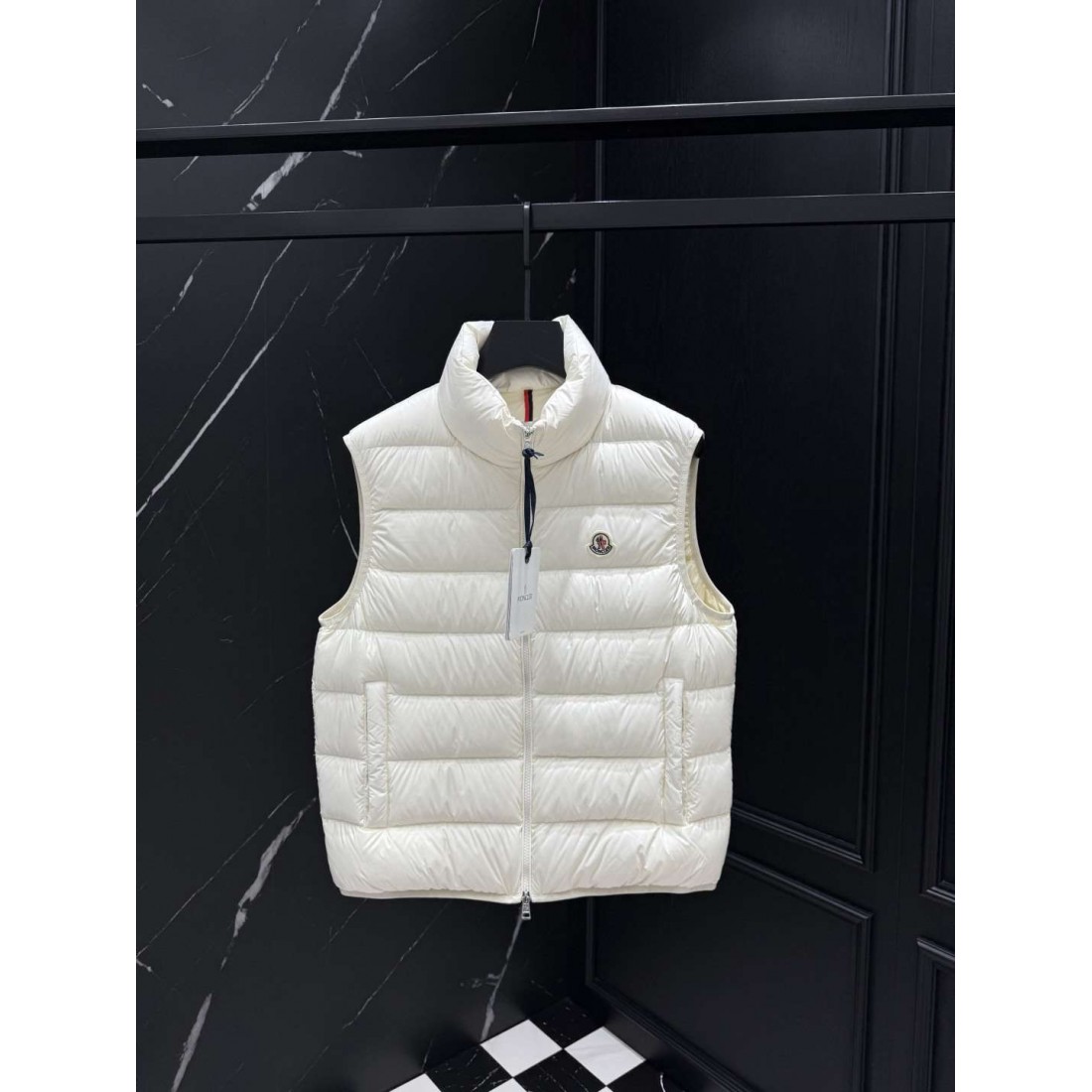 軽快レイヤード ショートシルエット MONCLER モンクレール コピー パファーベスト アーバンカジュアル