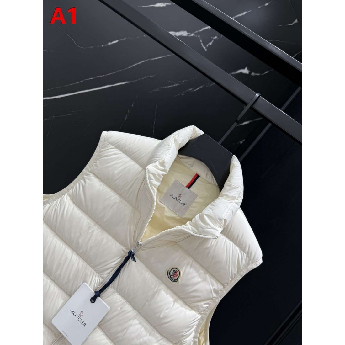 軽快レイヤード ショートシルエット MONCLER モンクレール コピー パファーベスト アーバンカジュアル