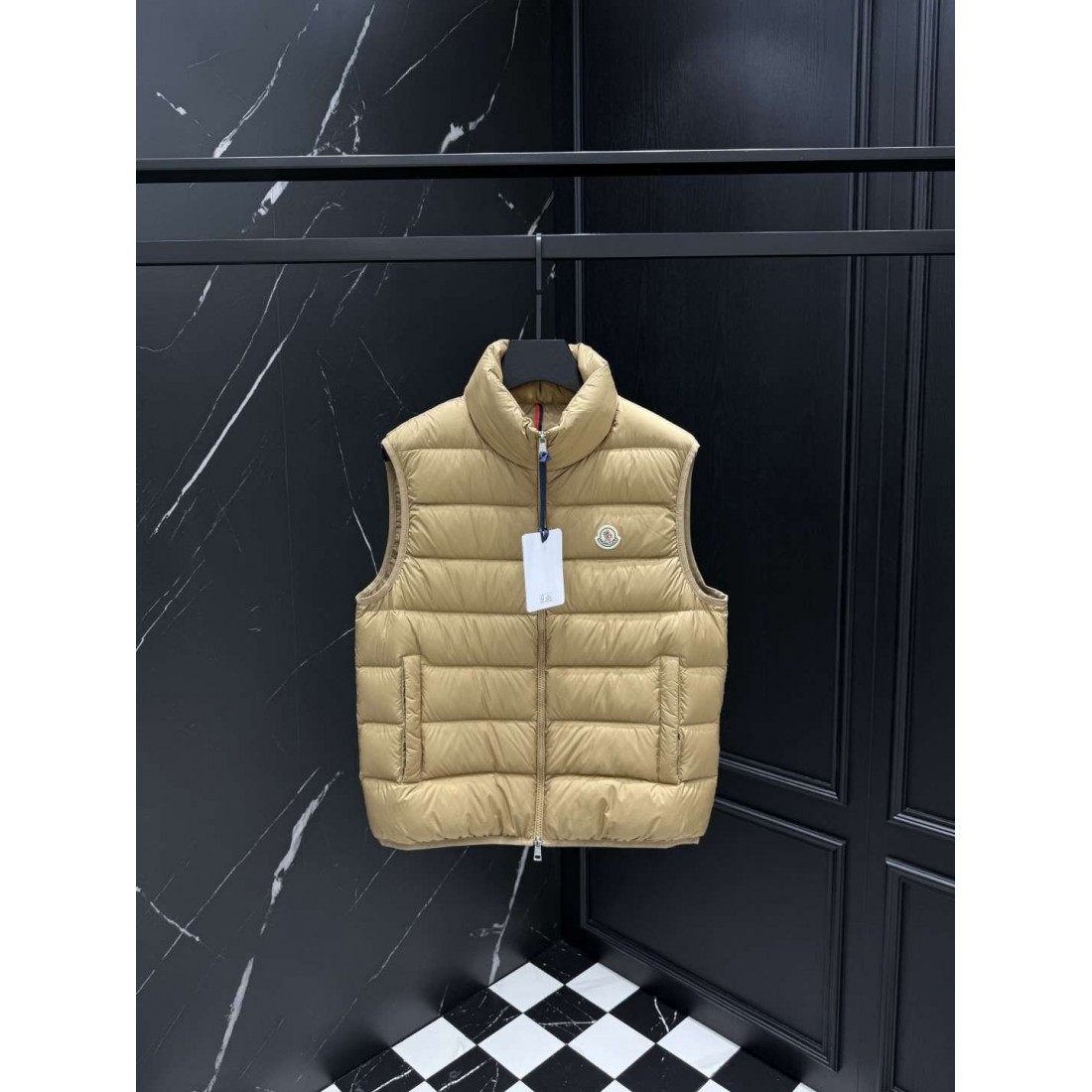 軽快レイヤード ショートシルエット MONCLER モンクレール コピー パファーベスト アーバンカジュアル