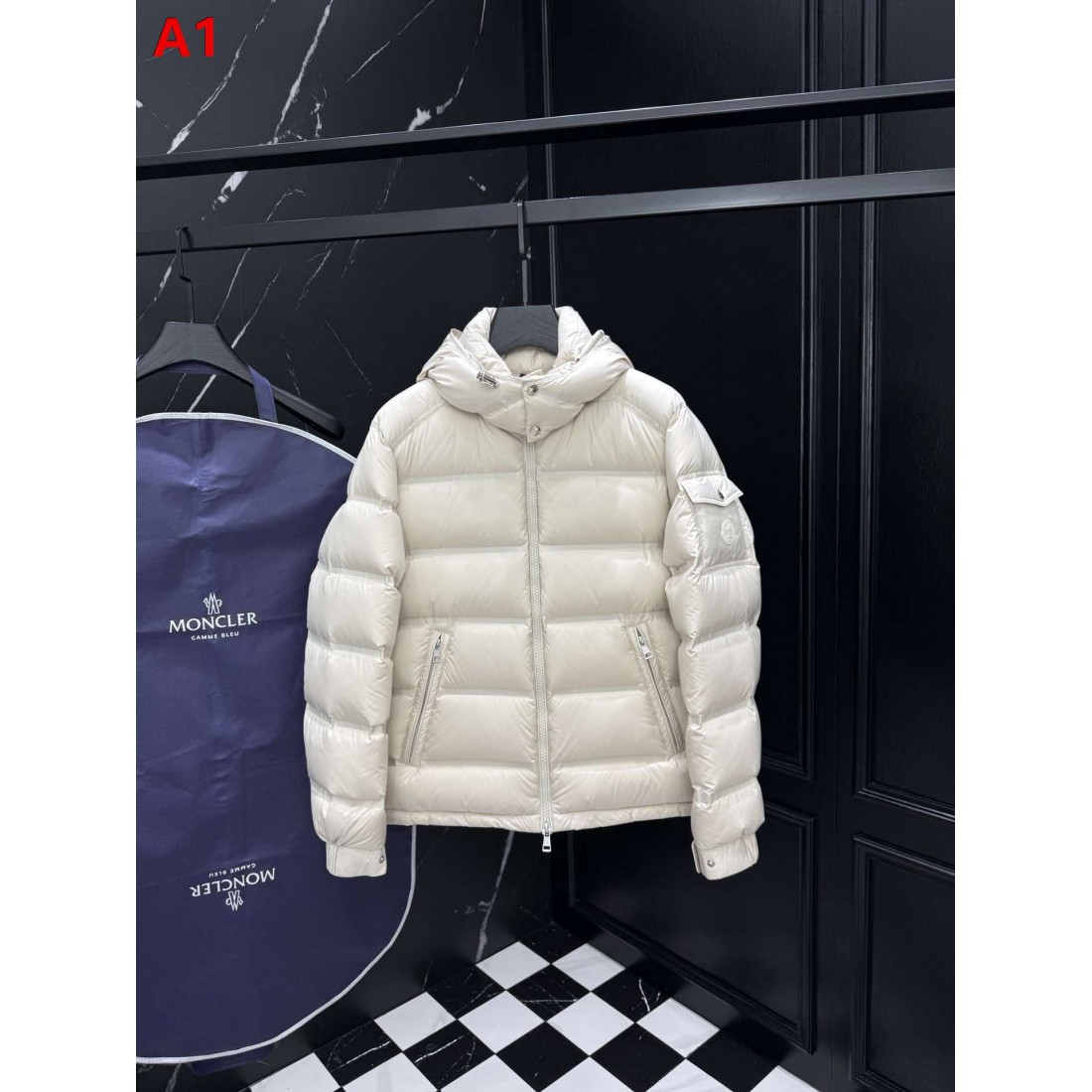 フード付き ショートシルエット アイコンワッペン MONCLER モンクレール コピー ダウンジャケット アーバンウィンター