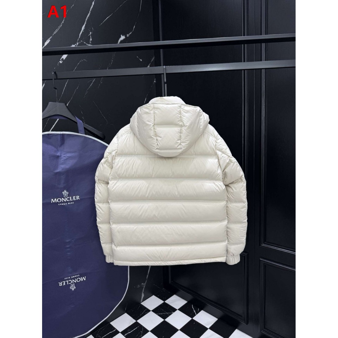 フード付き ショートシルエット アイコンワッペン MONCLER モンクレール コピー ダウンジャケット アーバンウィンター