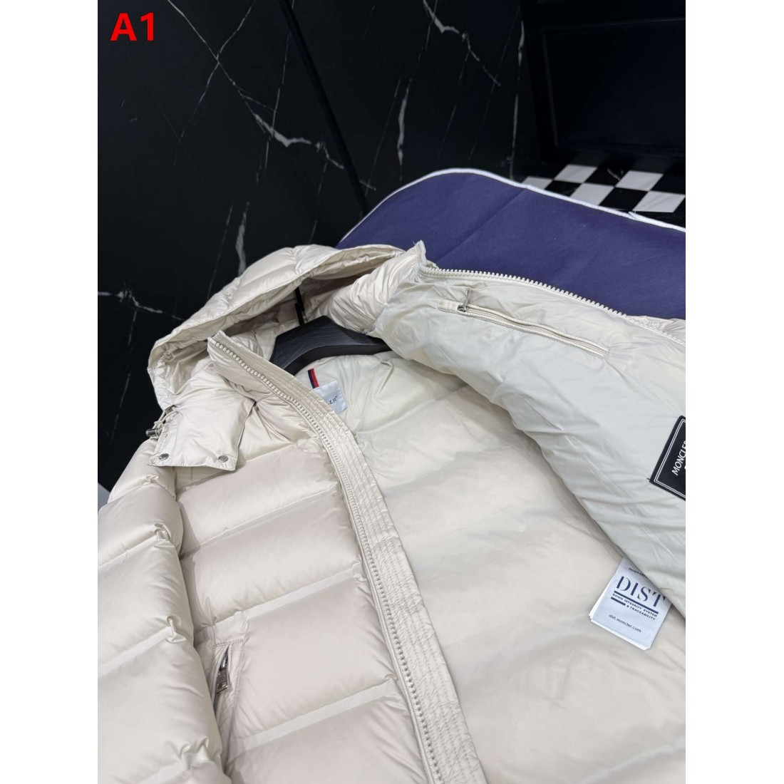フード付き ショートシルエット アイコンワッペン MONCLER モンクレール コピー ダウンジャケット アーバンウィンター
