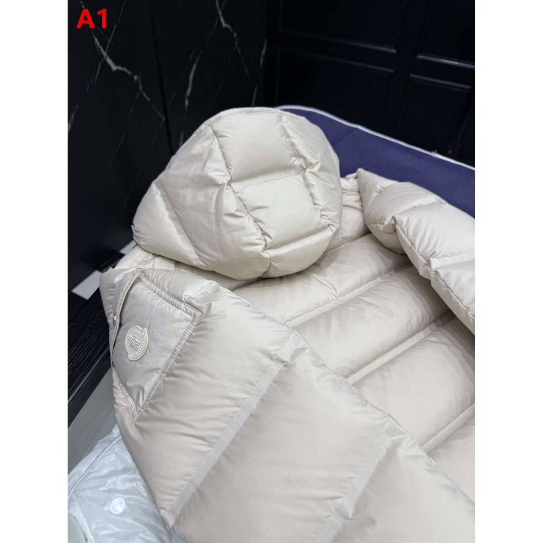 フード付き ショートシルエット アイコンワッペン MONCLER モンクレール コピー ダウンジャケット アーバンウィンター