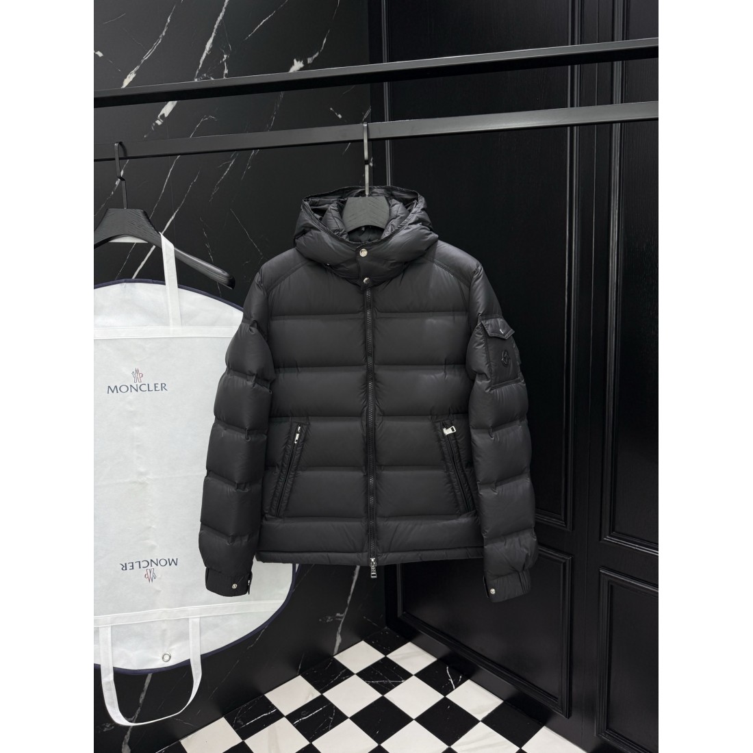 フード付き ショートシルエット アイコンワッペン MONCLER モンクレール コピー ダウンジャケット アーバンウィンター
