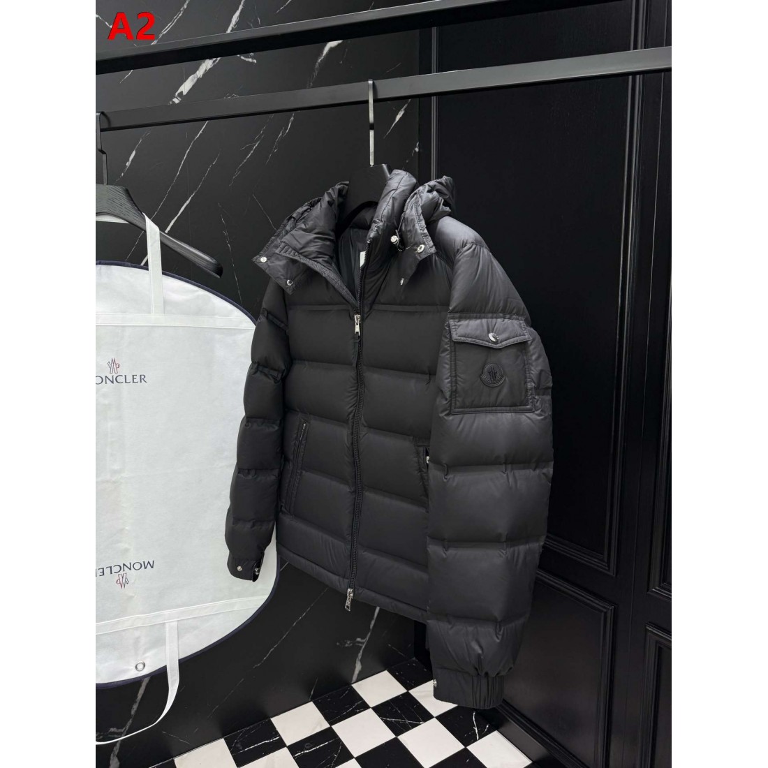 フード付き ショートシルエット アイコンワッペン MONCLER モンクレール コピー ダウンジャケット アーバンウィンター