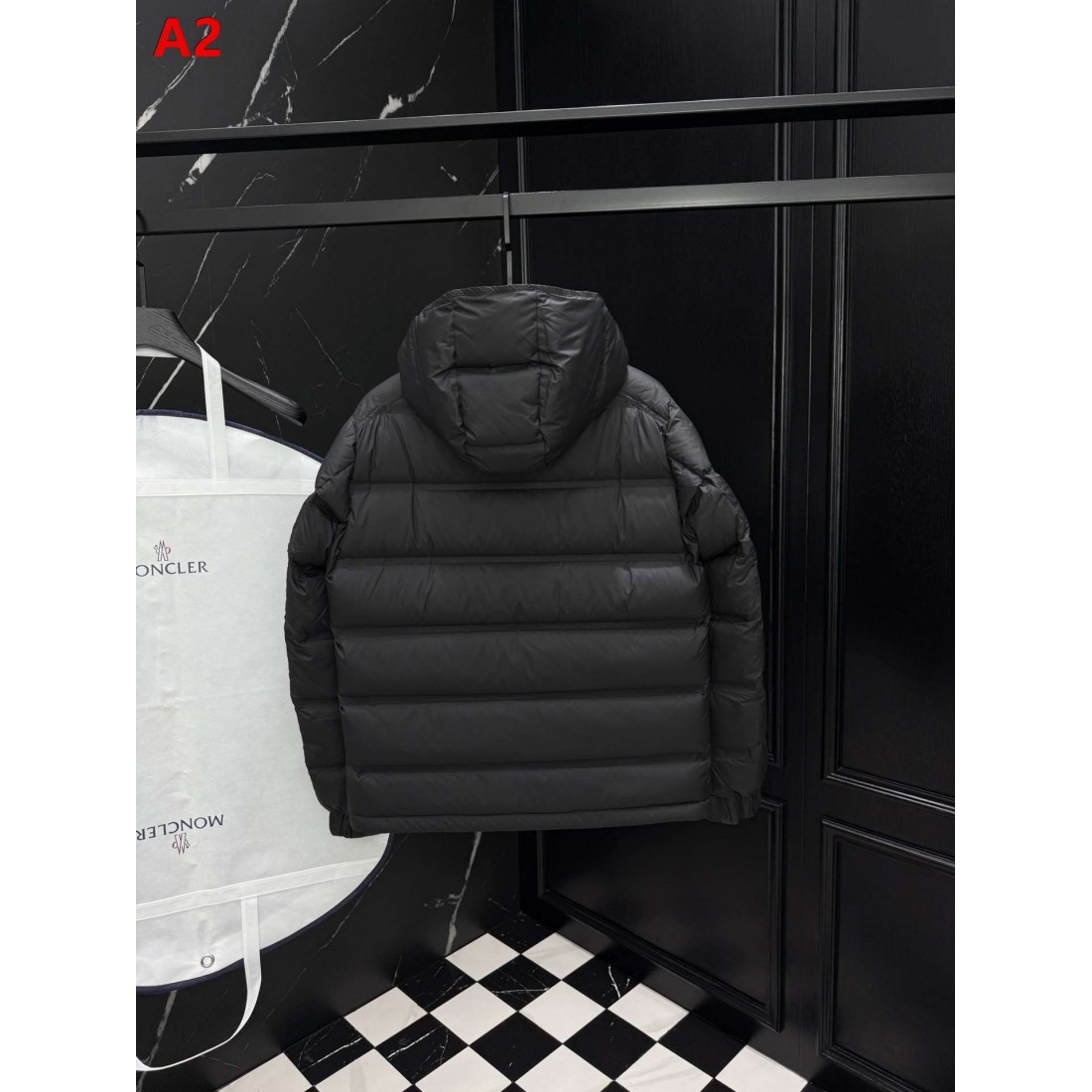 フード付き ショートシルエット アイコンワッペン MONCLER モンクレール コピー ダウンジャケット アーバンウィンター