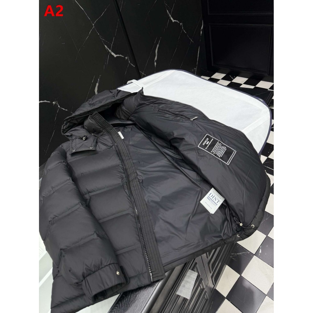 フード付き ショートシルエット アイコンワッペン MONCLER モンクレール コピー ダウンジャケット アーバンウィンター