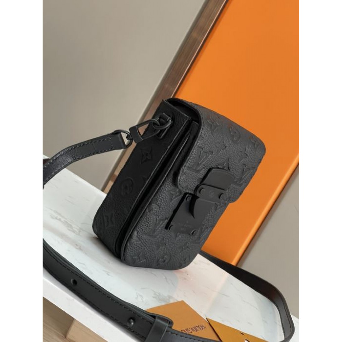 ブラックの立体モノグラムが印象的なLOUISVUITTONルイヴィトンコピーショルダーバッグ縦型デザインで休日の街歩きに