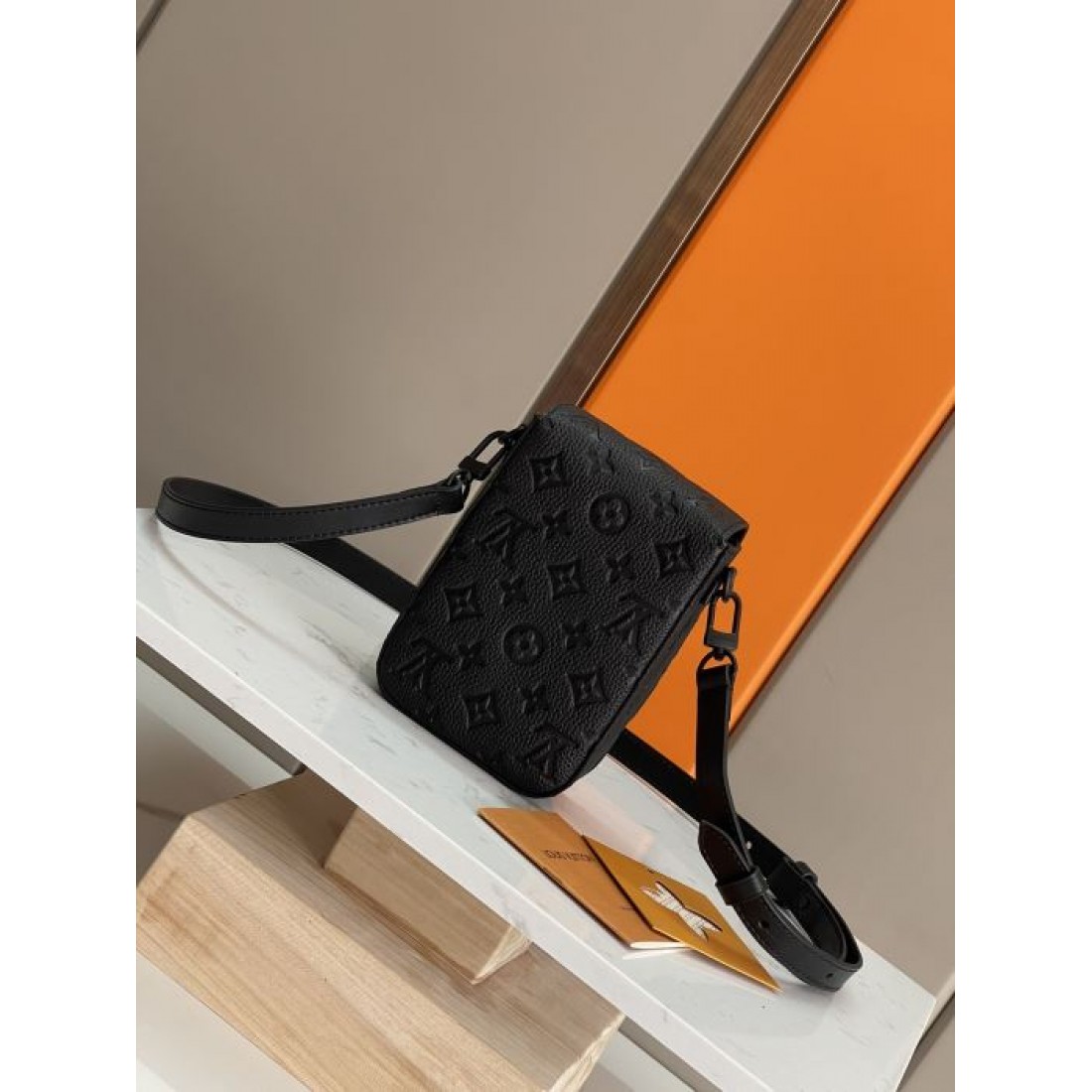ブラックの立体モノグラムが印象的なLOUISVUITTONルイヴィトンコピーショルダーバッグ縦型デザインで休日の街歩きに