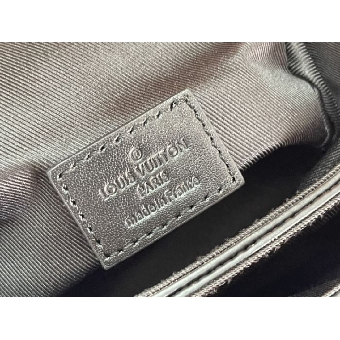 ブラックの立体モノグラムが印象的なLOUISVUITTONルイヴィトンコピーショルダーバッグ縦型デザインで休日の街歩きに