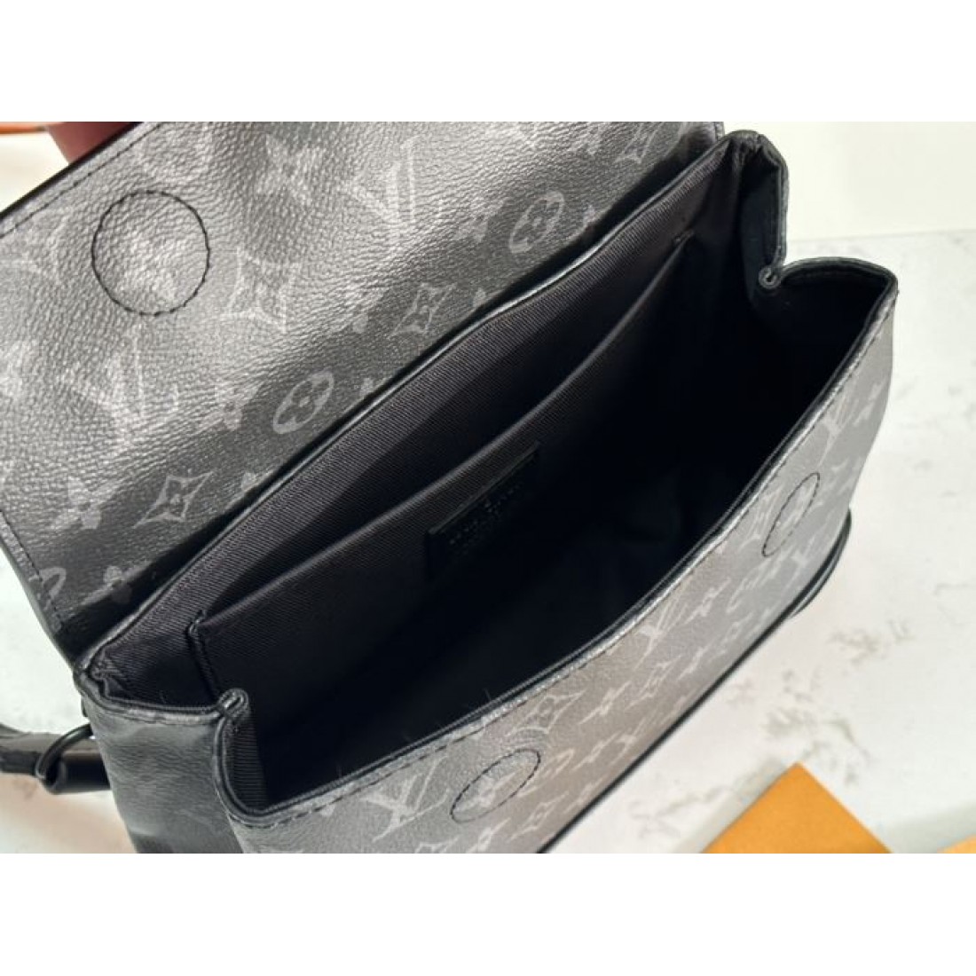 コンパクトなフォルムが目を引くLOUISVUITTONルイヴィトンコピーショルダーバッグ持ち手付きの個性的なデザインで街歩きにも