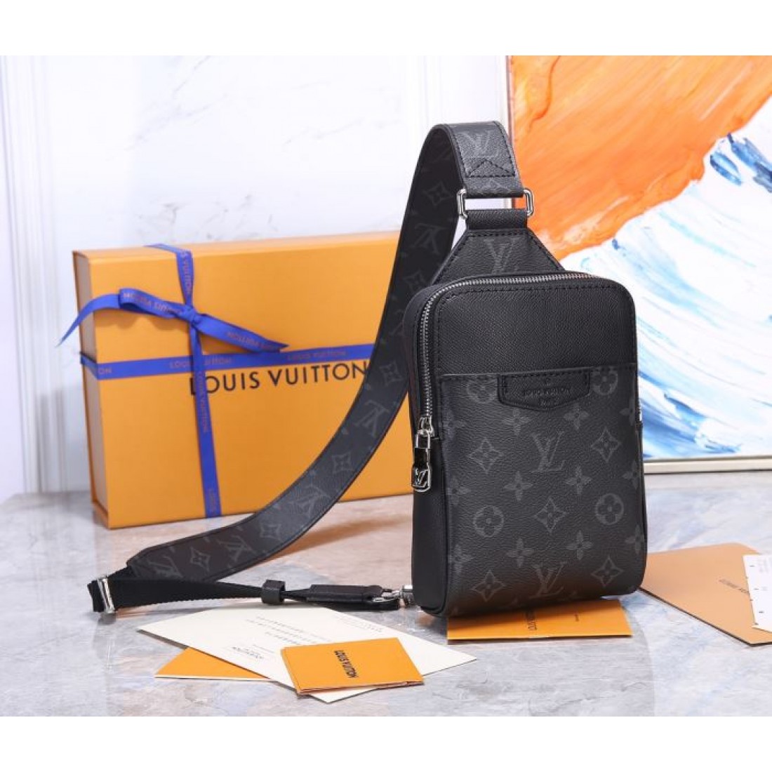 フラップ付きでクラシカルな雰囲気のLOUISVUITTONルイヴィトンコピースリングバッグ幅広ストラップがアクセントになる休日のメンズコーデ