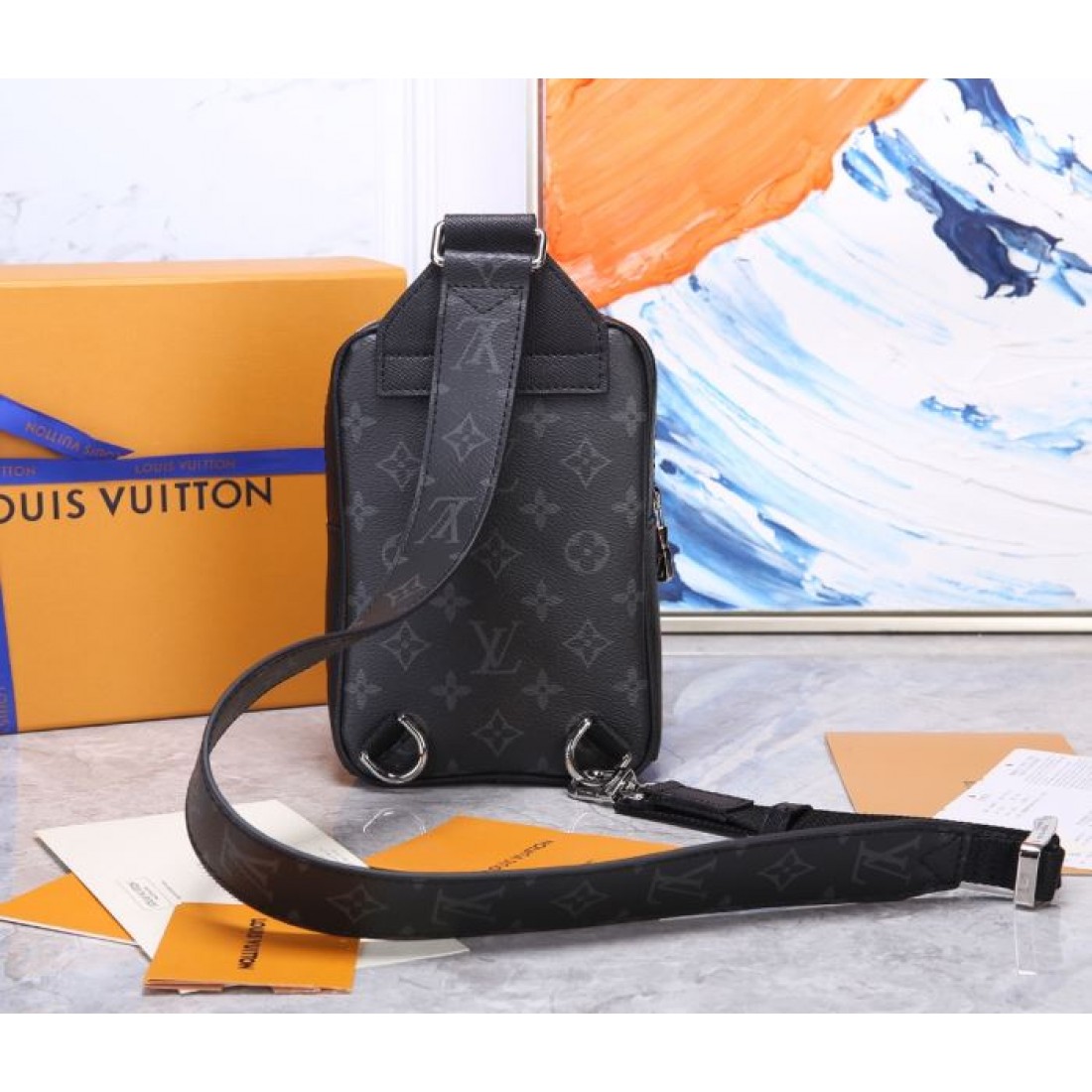 フラップ付きでクラシカルな雰囲気のLOUISVUITTONルイヴィトンコピースリングバッグ幅広ストラップがアクセントになる休日のメンズコーデ