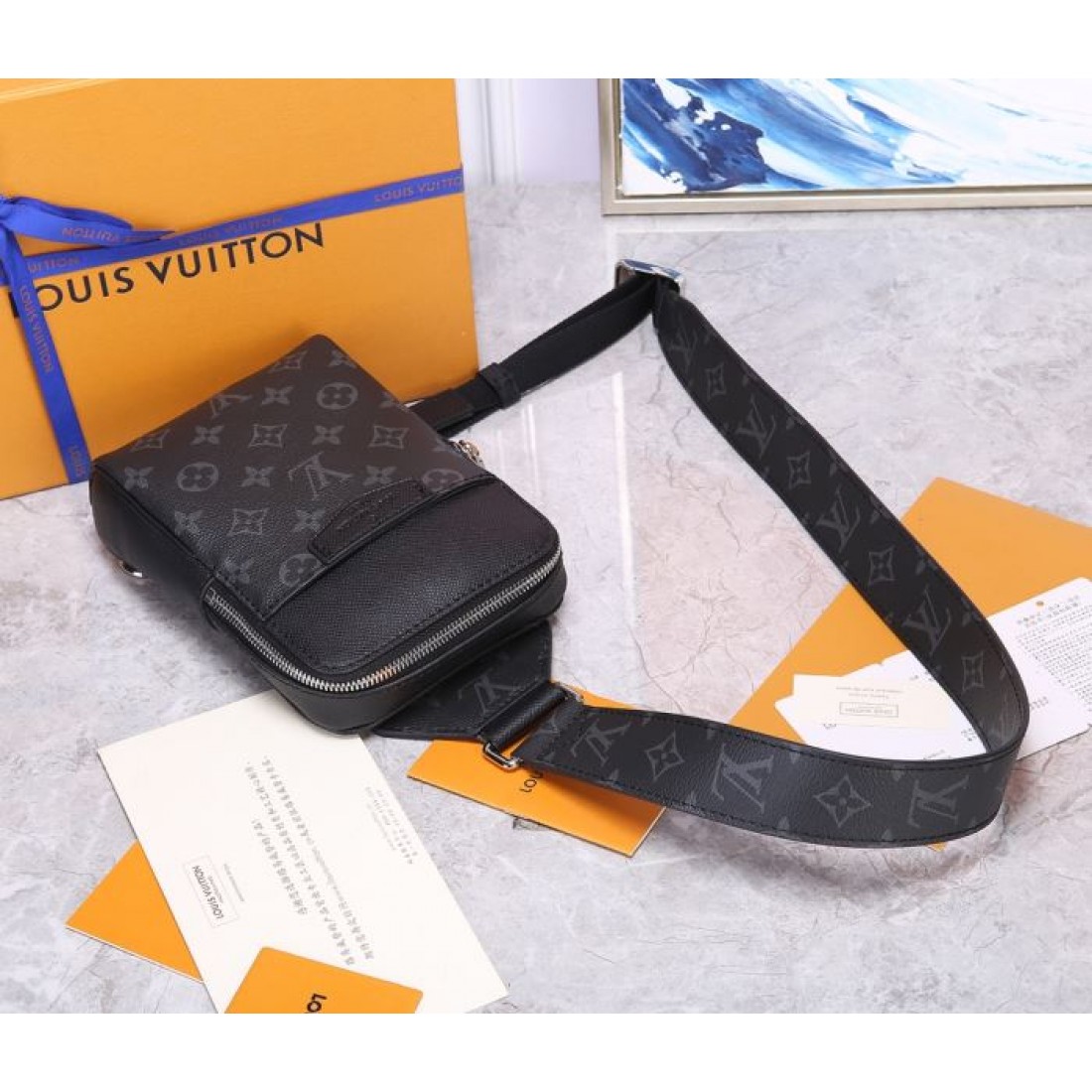 フラップ付きでクラシカルな雰囲気のLOUISVUITTONルイヴィトンコピースリングバッグ幅広ストラップがアクセントになる休日のメンズコーデ