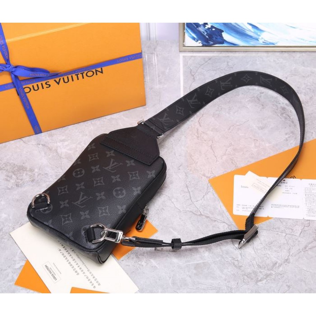 フラップ付きでクラシカルな雰囲気のLOUISVUITTONルイヴィトンコピースリングバッグ幅広ストラップがアクセントになる休日のメンズコーデ