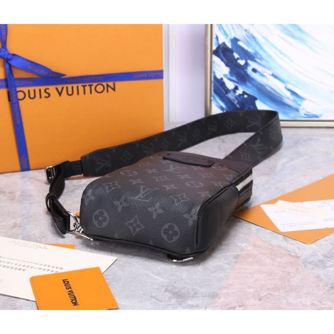 フラップ付きでクラシカルな雰囲気のLOUISVUITTONルイヴィトンコピースリングバッグ幅広ストラップがアクセントになる休日のメンズコーデ