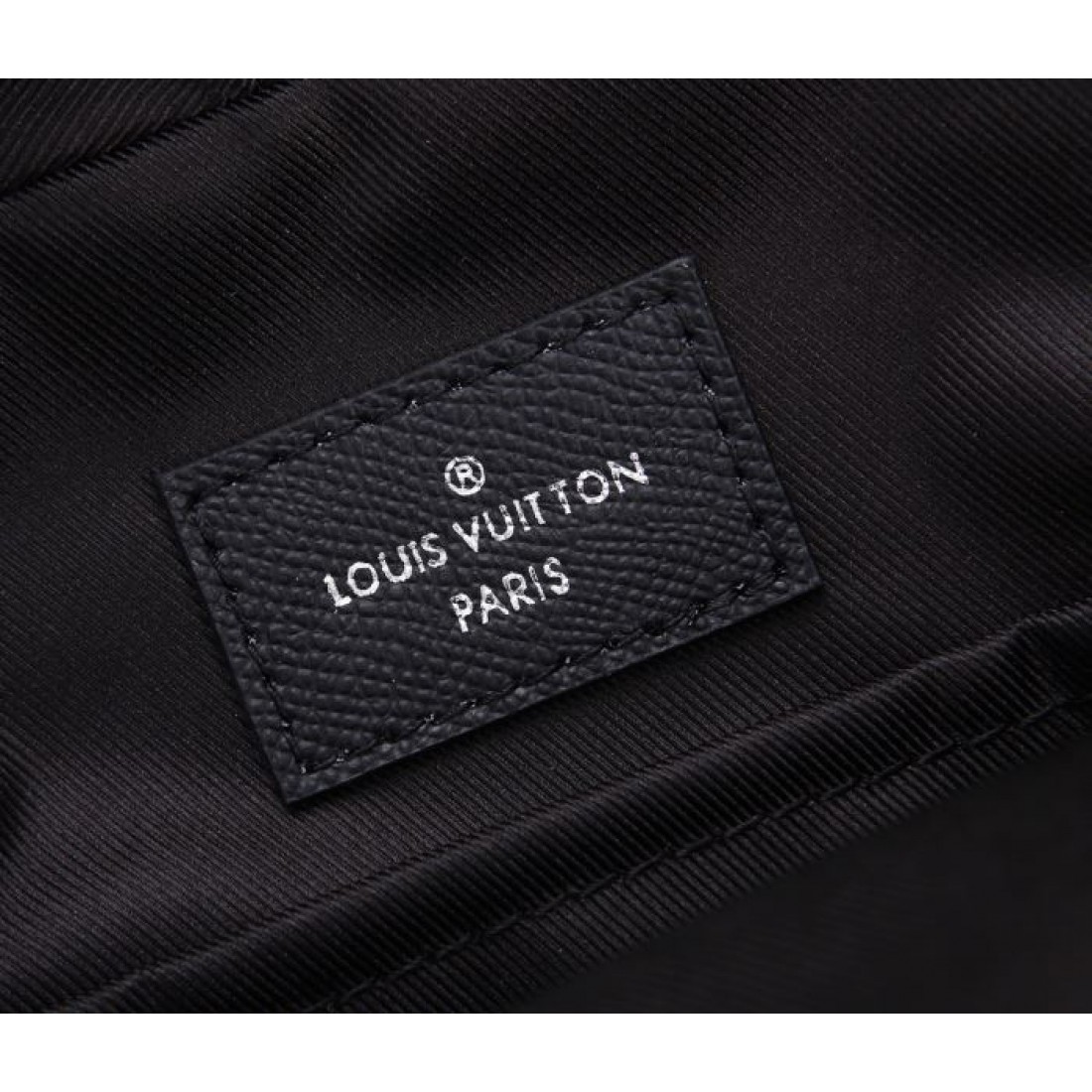 フラップ付きでクラシカルな雰囲気のLOUISVUITTONルイヴィトンコピースリングバッグ幅広ストラップがアクセントになる休日のメンズコーデ