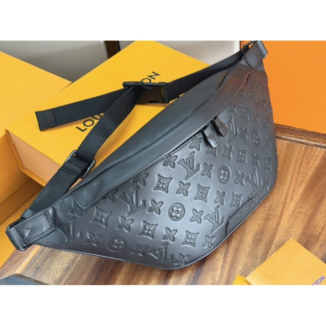 光沢のある型押しデザインが印象的なLOUISVUITTONルイヴィトンコピーウエストバッグ斜めがけで楽しむ都会的なカジュアル