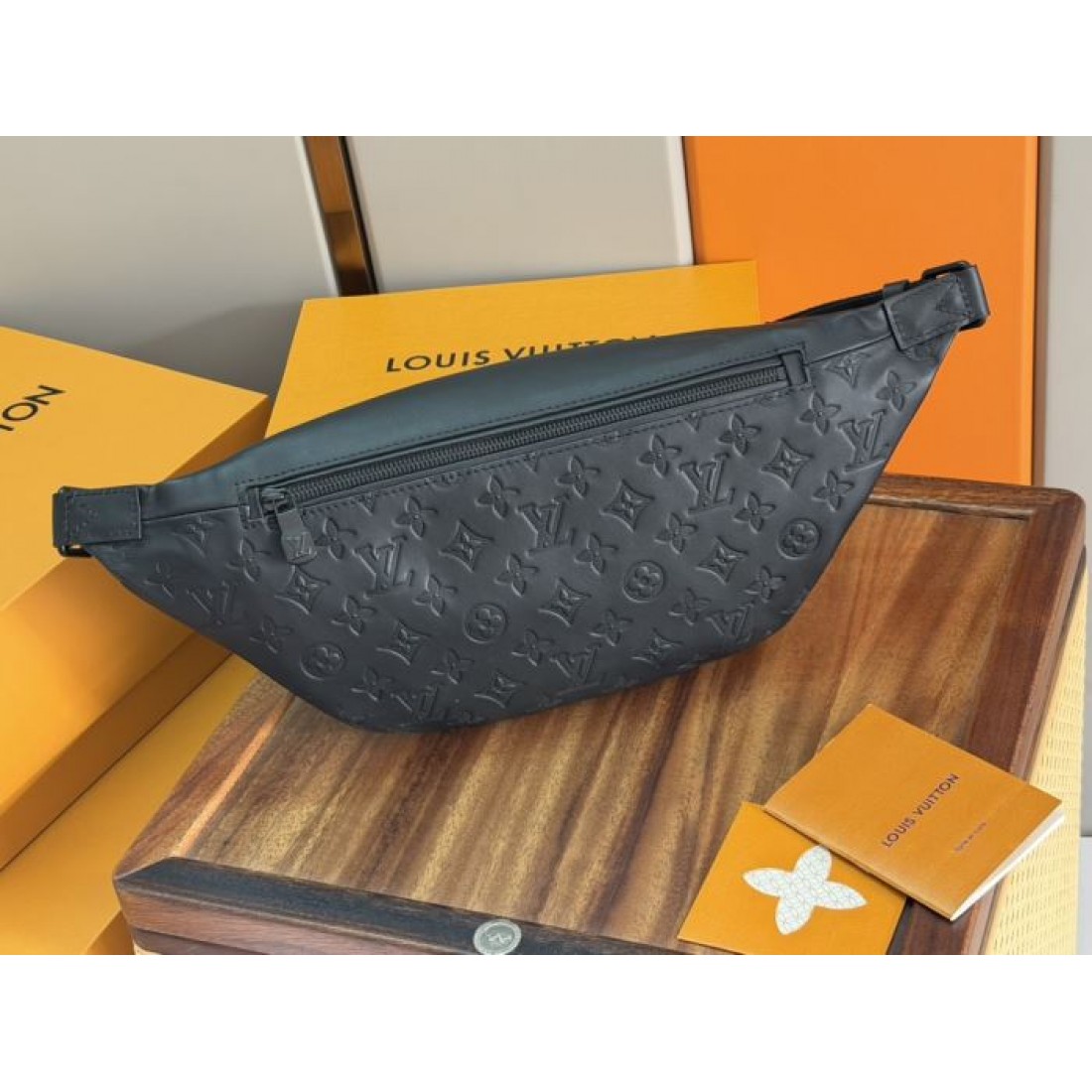 光沢のある型押しデザインが印象的なLOUISVUITTONルイヴィトンコピーウエストバッグ斜めがけで楽しむ都会的なカジュアル