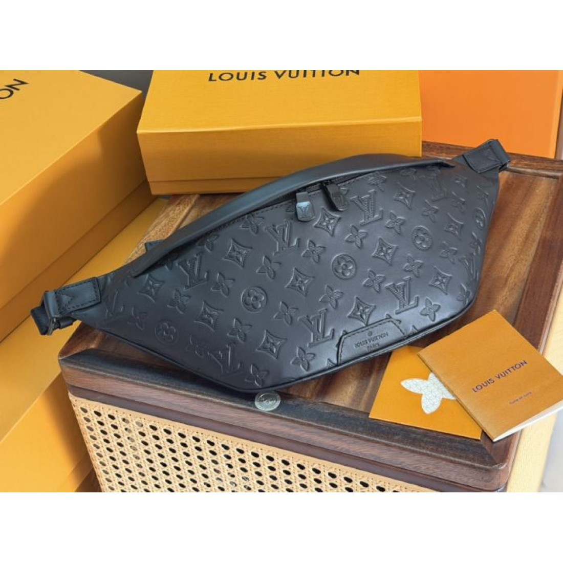 光沢のある型押しデザインが印象的なLOUISVUITTONルイヴィトンコピーウエストバッグ斜めがけで楽しむ都会的なカジュアル