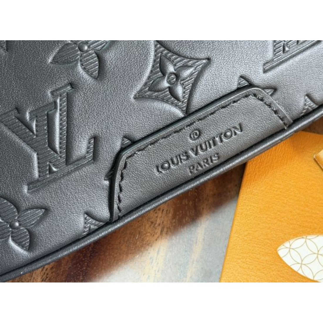 光沢のある型押しデザインが印象的なLOUISVUITTONルイヴィトンコピーウエストバッグ斜めがけで楽しむ都会的なカジュアル