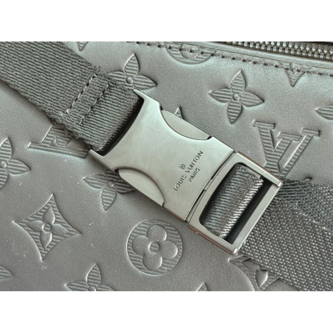 光沢のある型押しデザインが印象的なLOUISVUITTONルイヴィトンコピーウエストバッグ斜めがけで楽しむ都会的なカジュアル