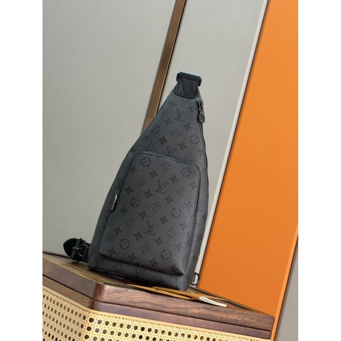 スリムな縦型シルエットのLOUISVUITTON...