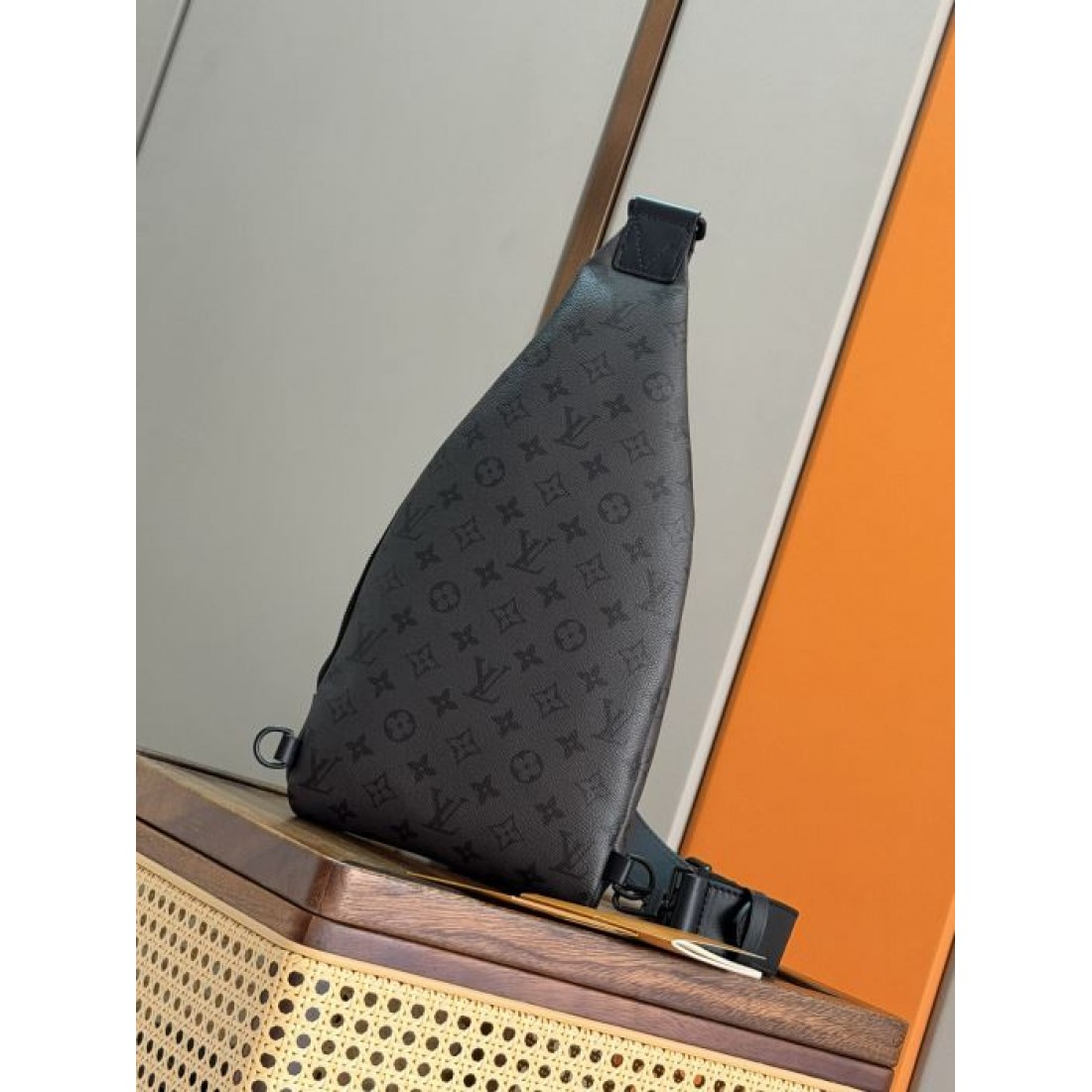 スリムな縦型シルエットのLOUISVUITTONルイヴィトンコピーボディバッググレーのモノグラム柄で大人っぽい印象に