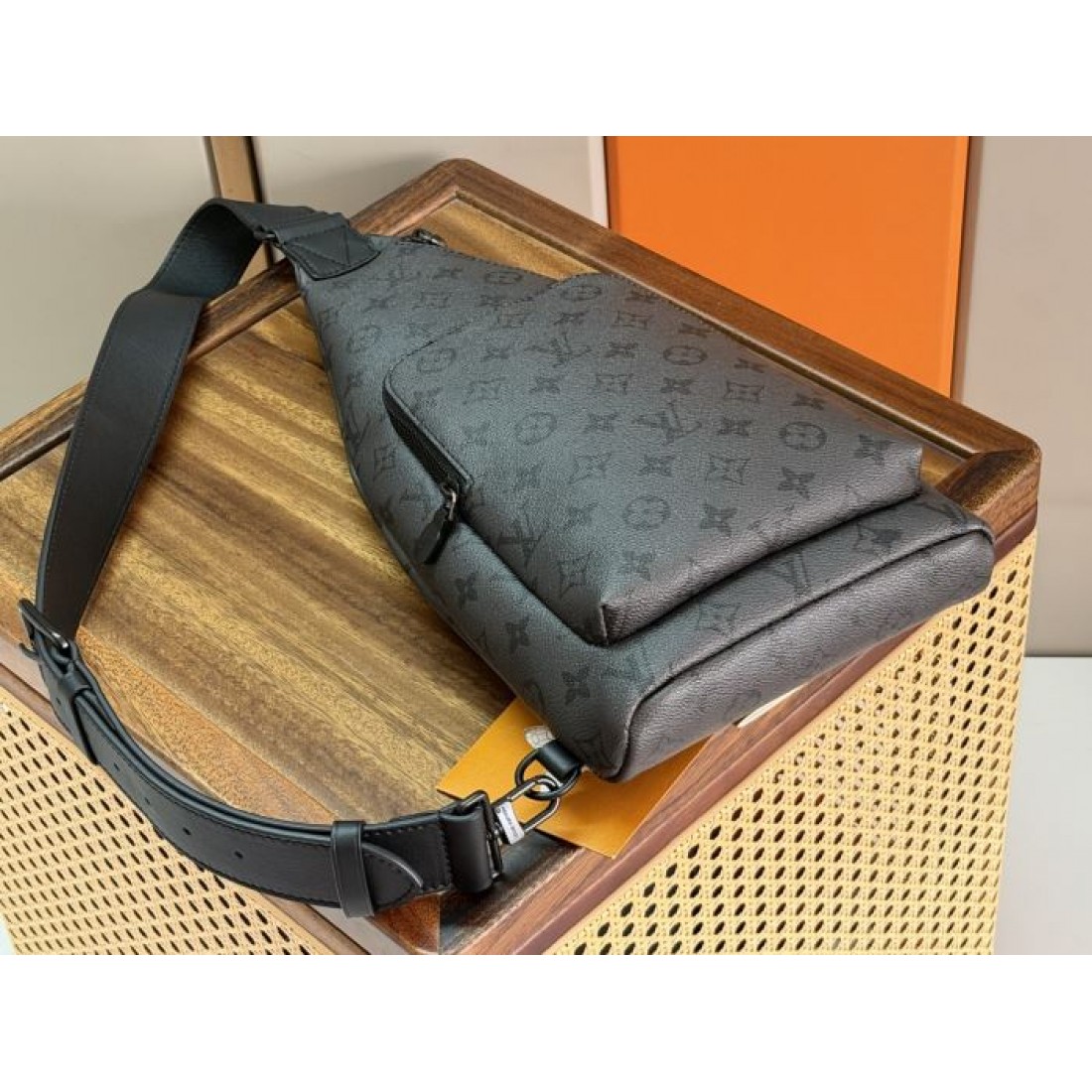 スリムな縦型シルエットのLOUISVUITTONルイヴィトンコピーボディバッググレーのモノグラム柄で大人っぽい印象に