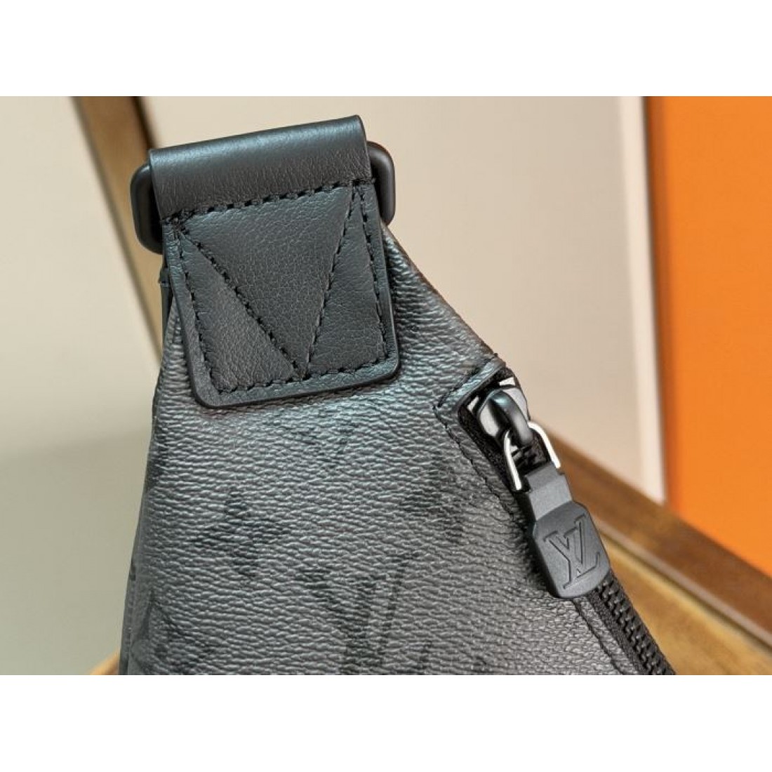 スリムな縦型シルエットのLOUISVUITTONルイヴィトンコピーボディバッググレーのモノグラム柄で大人っぽい印象に