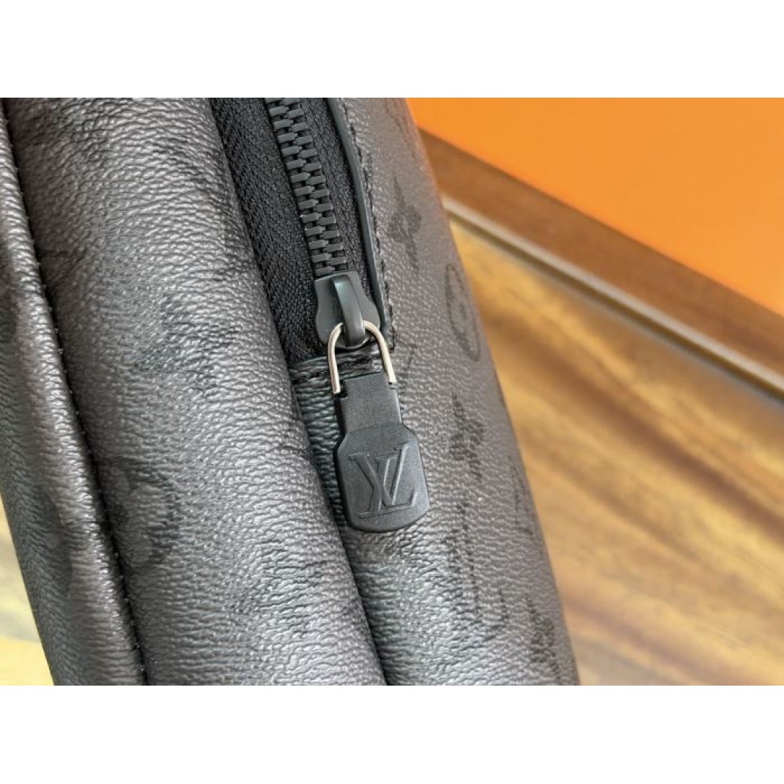 スリムな縦型シルエットのLOUISVUITTONルイヴィトンコピーボディバッググレーのモノグラム柄で大人っぽい印象に