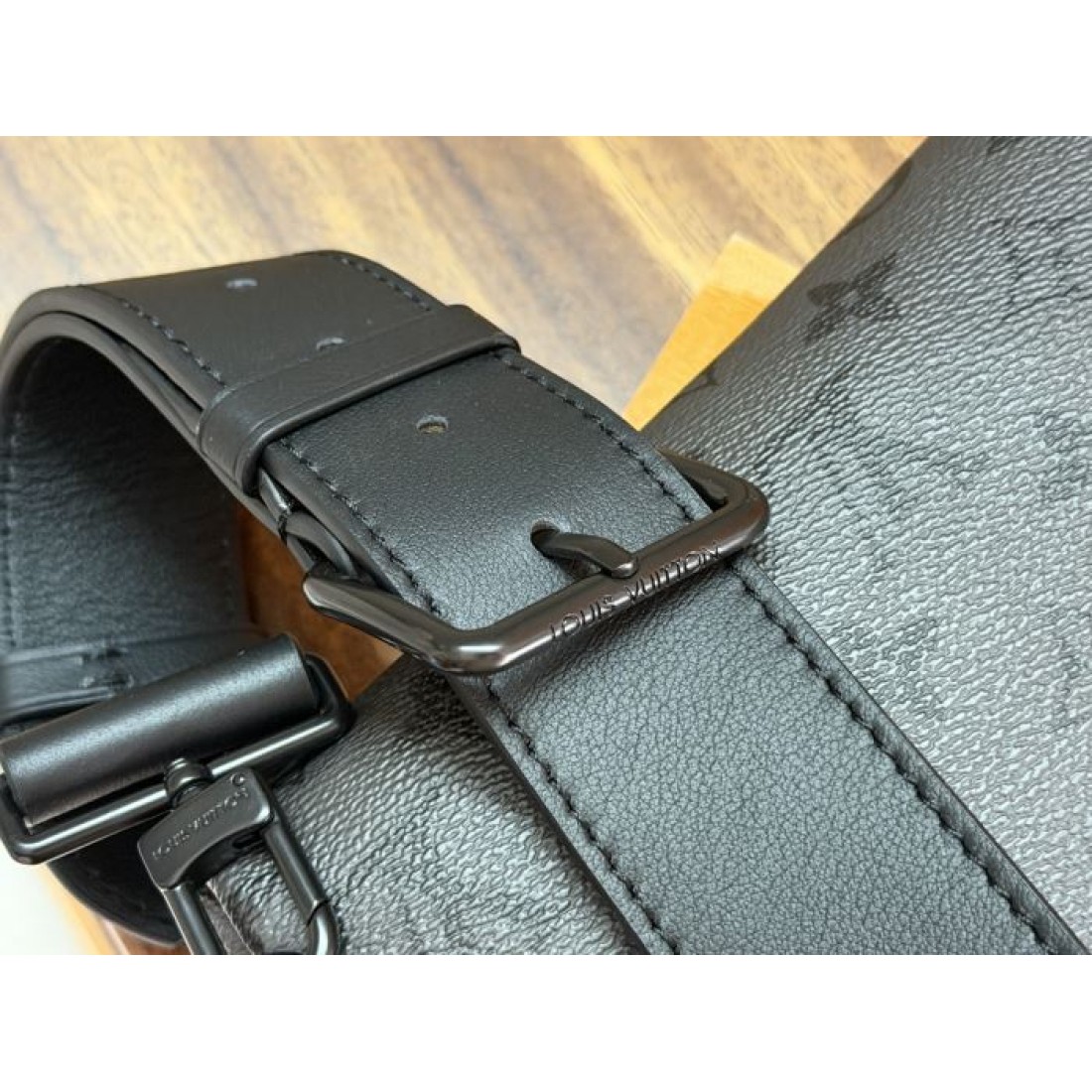 スリムな縦型シルエットのLOUISVUITTONルイヴィトンコピーボディバッググレーのモノグラム柄で大人っぽい印象に