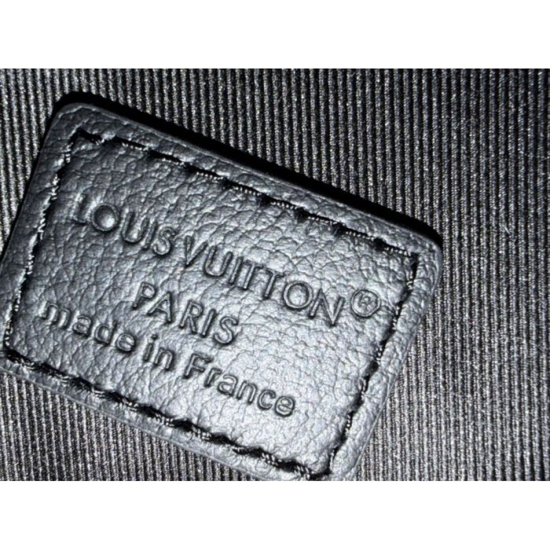 スリムな縦型シルエットのLOUISVUITTONルイヴィトンコピーボディバッググレーのモノグラム柄で大人っぽい印象に