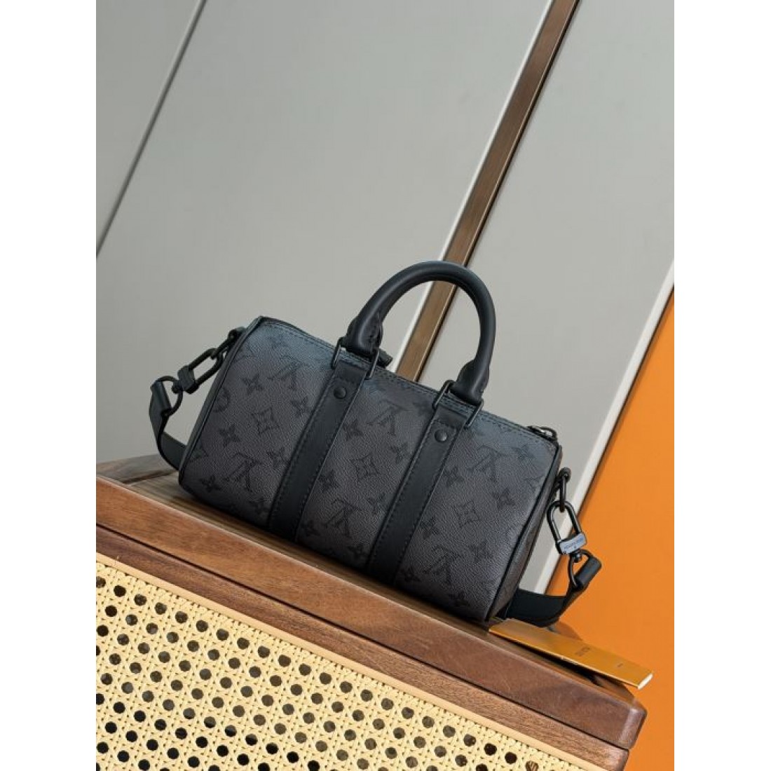 クラシックな筒型デザインのLOUISVUITTONルイヴィトンコピーハンドバッグモノグラム柄とレザー調の切り替えがおしゃれ