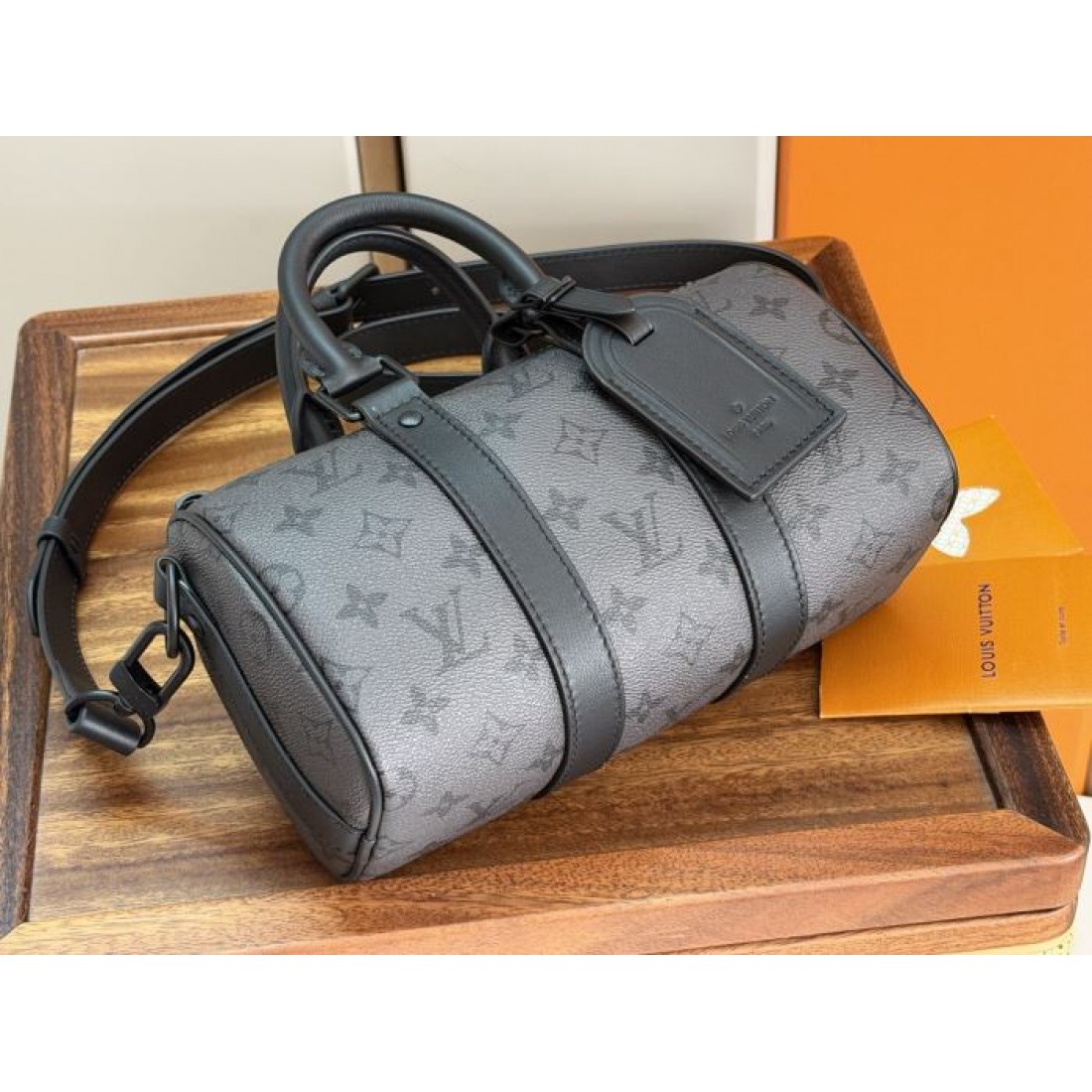 クラシックな筒型デザインのLOUISVUITTONルイヴィトンコピーハンドバッグモノグラム柄とレザー調の切り替えがおしゃれ