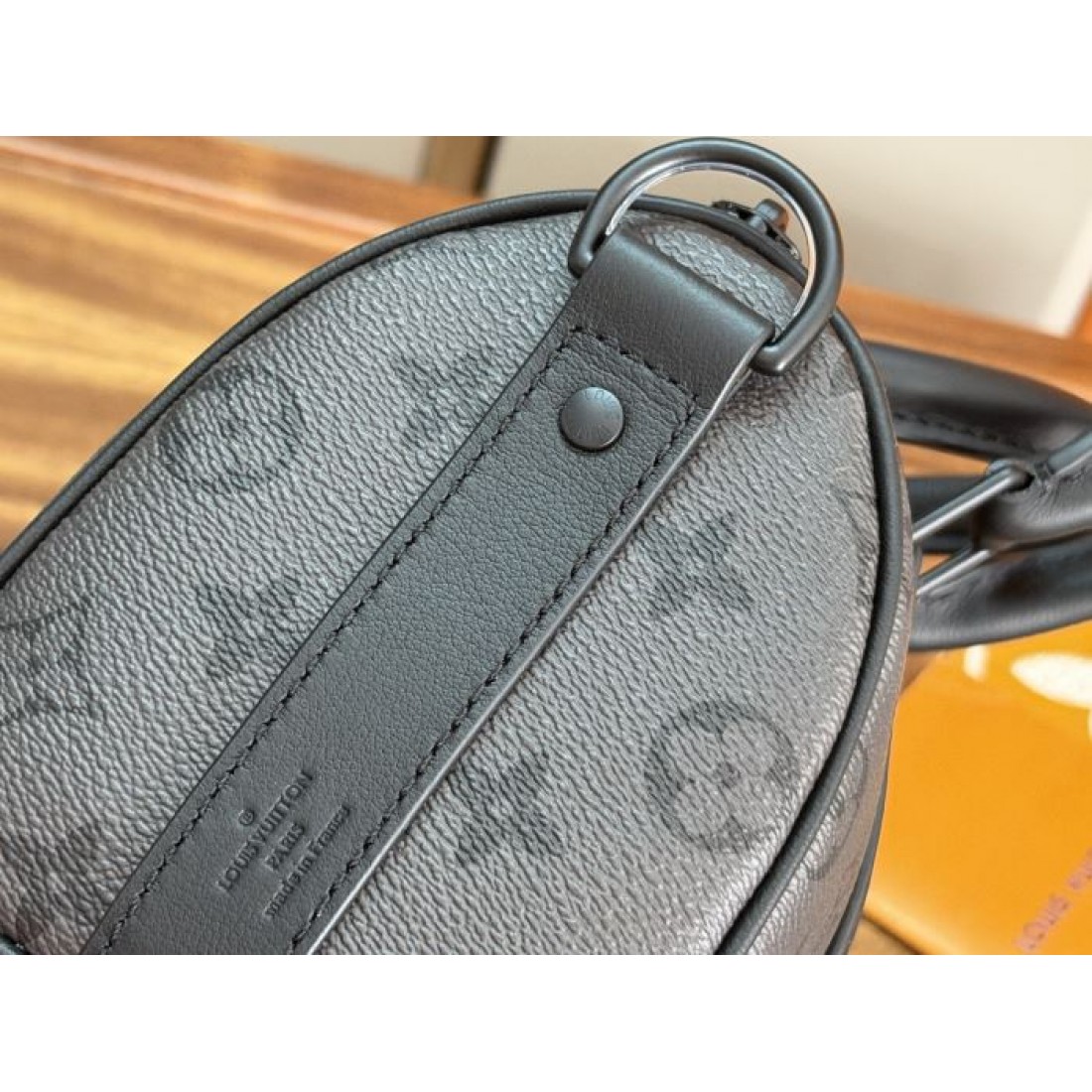 クラシックな筒型デザインのLOUISVUITTONルイヴィトンコピーハンドバッグモノグラム柄とレザー調の切り替えがおしゃれ