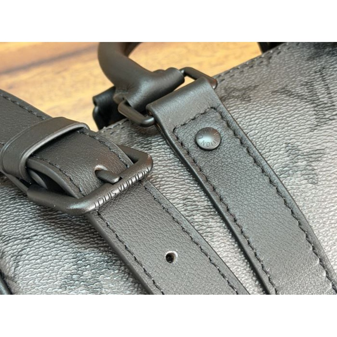 クラシックな筒型デザインのLOUISVUITTONルイヴィトンコピーハンドバッグモノグラム柄とレザー調の切り替えがおしゃれ