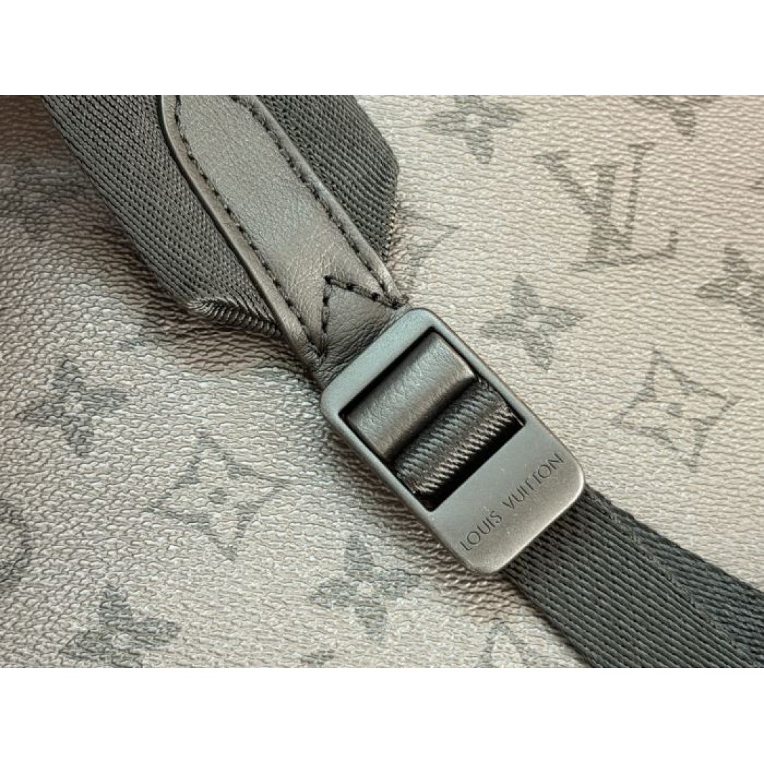 落ち着いたグレーにモノグラム柄が映えるLOUISVUITTONルイヴィトンコピーリュックサック丸みのあるフォルムが大人の休日コーデに馴染む上品なデザイン
