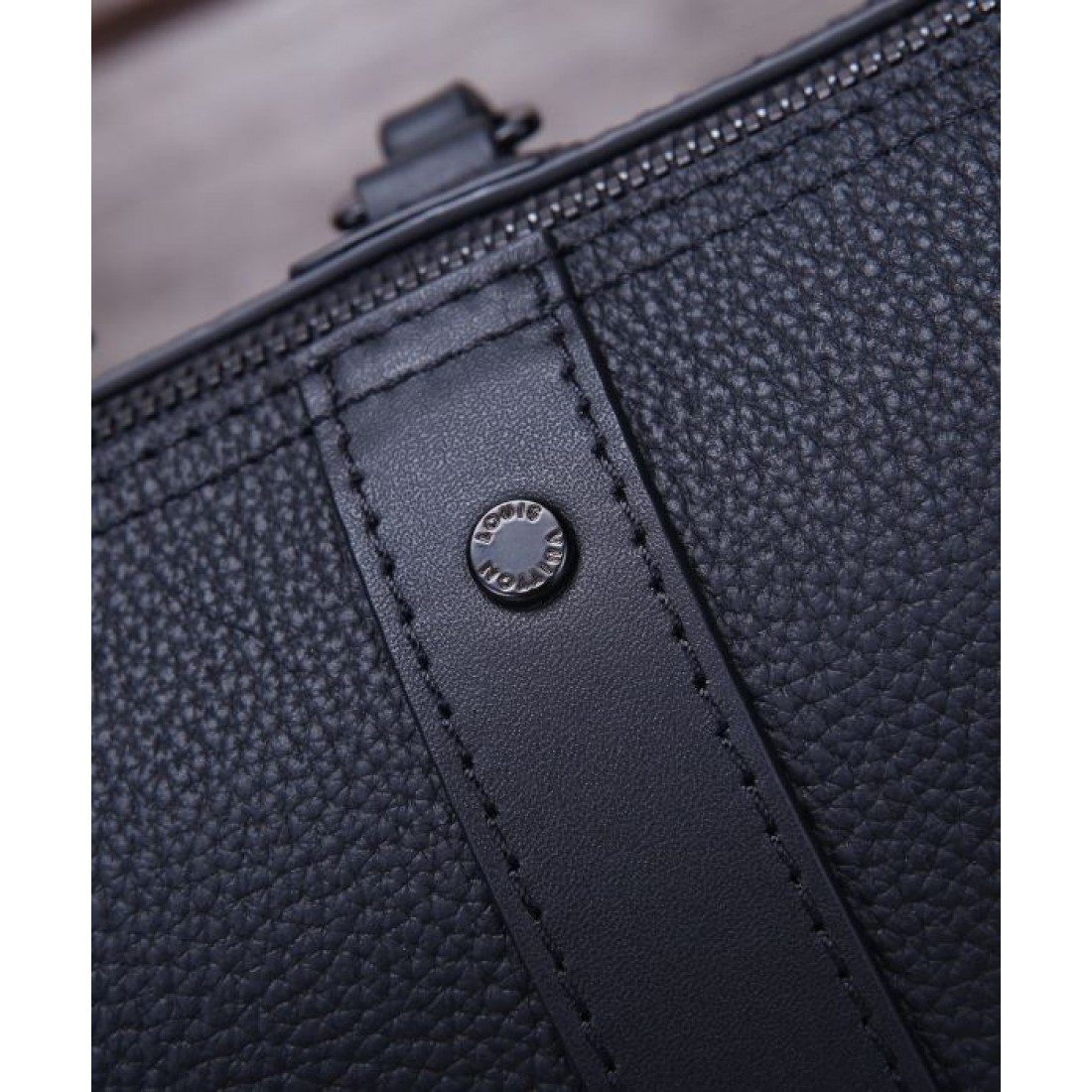 コンパクトなのに存在感のあるデザインが魅力のLOUISVUITTONルイヴィトンコピーショルダーバッグロゴ入りストラップがアクセントになった斜めがけスタイルにおすすめ