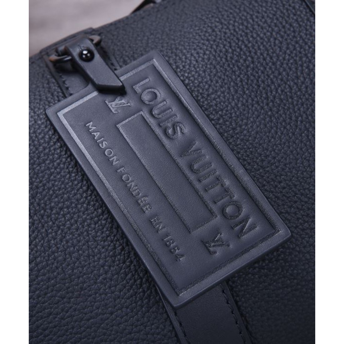 コンパクトなのに存在感のあるデザインが魅力のLOUISVUITTONルイヴィトンコピーショルダーバッグロゴ入りストラップがアクセントになった斜めがけスタイルにおすすめ