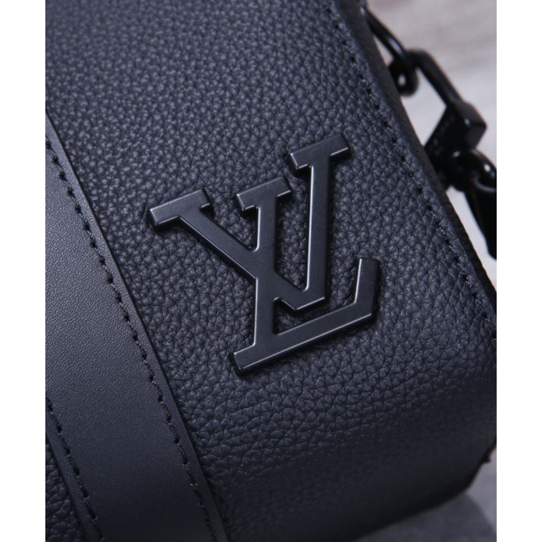 コンパクトなのに存在感のあるデザインが魅力のLOUISVUITTONルイヴィトンコピーショルダーバッグロゴ入りストラップがアクセントになった斜めがけスタイルにおすすめ