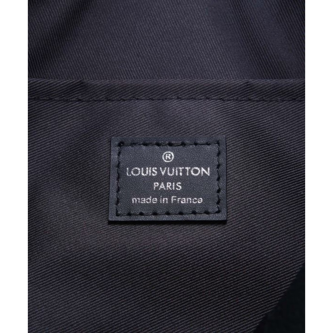 コンパクトなのに存在感のあるデザインが魅力のLOUISVUITTONルイヴィトンコピーショルダーバッグロゴ入りストラップがアクセントになった斜めがけスタイルにおすすめ