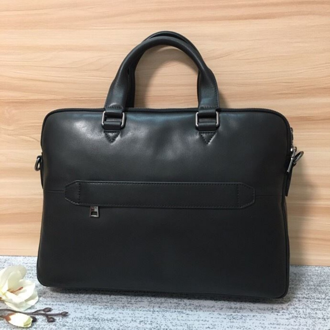 クラシカルな佇まいに都会的な雰囲気を添えたPRADAプラダコピー書類バッグなめらかなレザー調の質感とすっきりした横型デザインで通勤や商談にも活躍