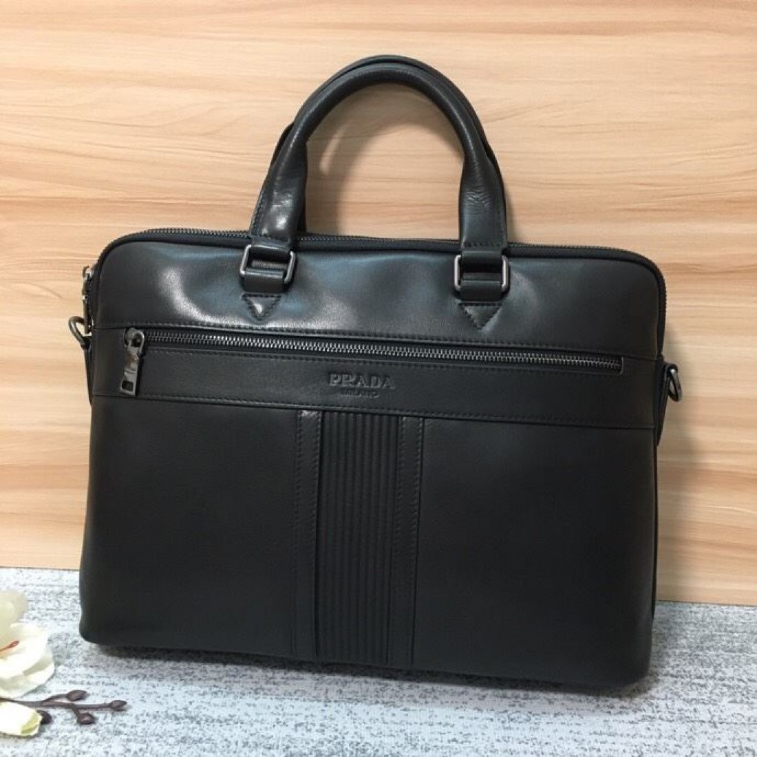 クラシカルな佇まいに都会的な雰囲気を添えたPRADAプラダコピー書類バッグなめらかなレザー調の質感とすっきりした横型デザインで通勤や商談にも活躍